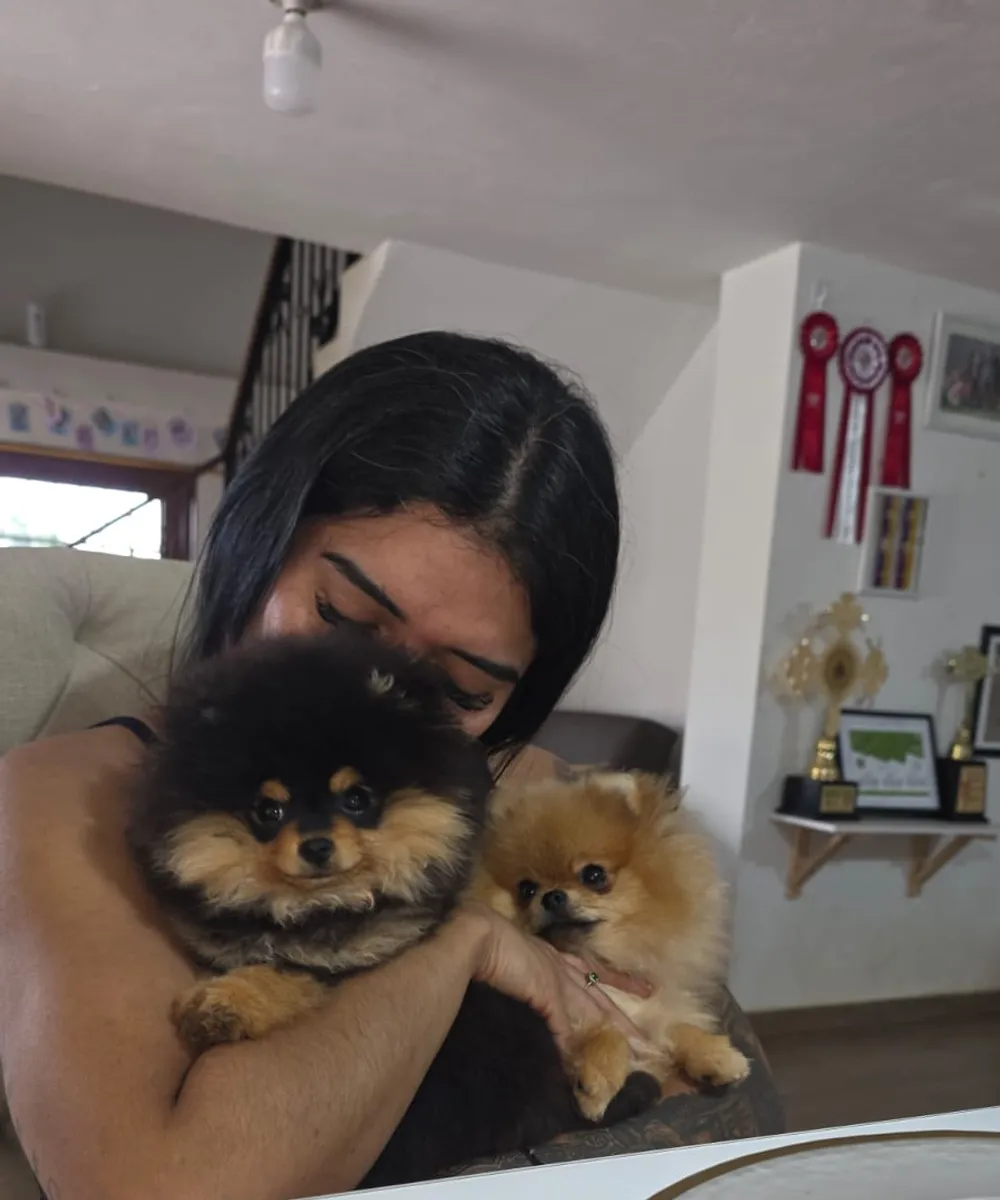 Nathy Giraldo, criadora de Isis House, con dos pomeranias en su casa